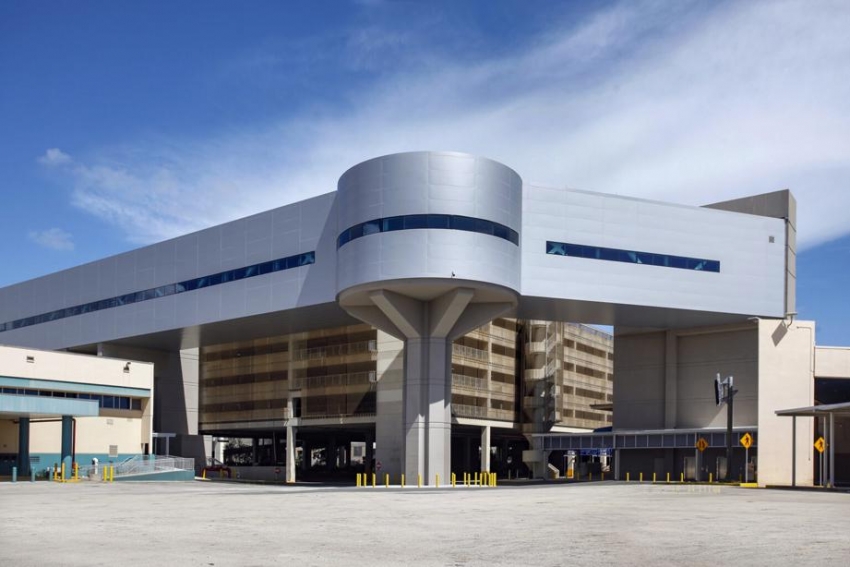 Puente elevado a la Terminal 2 en Port Everglades