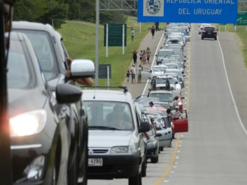 Cola de hasta 6 kil&oacute;metros en el puente internacional San Mart&iacute;n