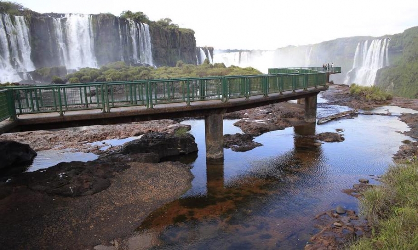Debido a la intensa sequ&iacute;a en el r&iacute;o Paran&aacute;, las Cataratas del Iguaz&uacute; registran el caudal de agua m&aacute;s bajo de los &uacute;ltimos a&ntilde;os.