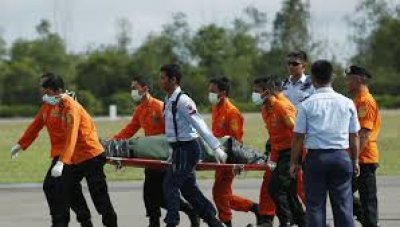Las autoridades indonesias entregan a su familia el cuerpo de la primera v&iacute;ctima identificada del QZ8501