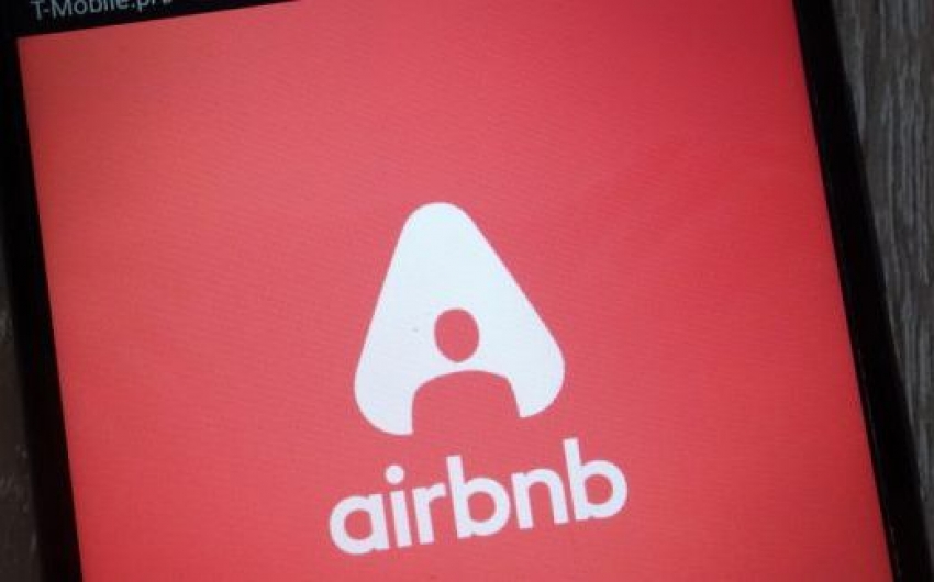 Airbnb elimina la comisi&oacute;n al hu&eacute;sped y la incrementa a los alojamientos