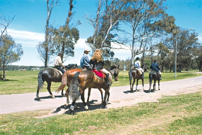 Sosegados paseos a caballo por los alrededores de pueblos rurales.