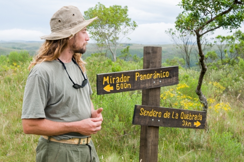 Gu&iacute;a tur&iacute;stico indicando el camino a la quebrada.