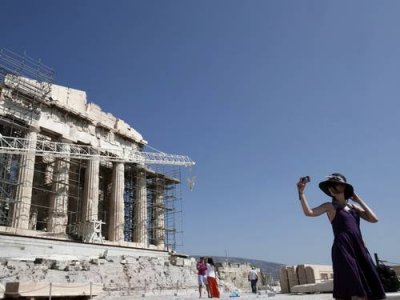 Los turistas toman fotos delante del Parten&oacute;n en la Acr&oacute;polis de Atenas. 