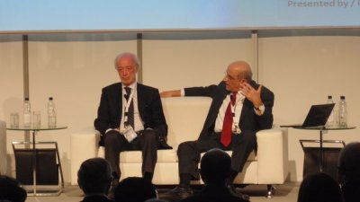 Compartiendo el panel con avezados empresarios aeronáuticos, López Mena prefirió el silencio y se dio el lujo de presentar en una conferencia internacional sobre aviación comercial, el video de un barco. Habla Eframovich y él escucha.