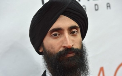 El actor profesa la religi&oacute;n sij, que le exige el uso de un turbante de forma permanente.