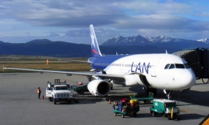Tiempos felices (noviembre de 2011), un avi&oacute;n de LAN utilizando las mangas de Ushuaia.