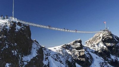 Así es el primer puente colgante del mundo entre dos picos de montaña.