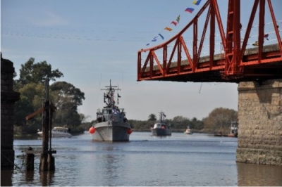 Puente abierto para permitir el paso de las embarcaciones