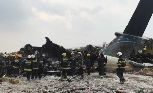 Equipos de rescate trabajan en el lugar del siniestro en el aeropuerto internacional de Katmand&uacute;.