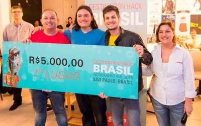 Mauricio Giordano y Bruno Lemos, ganadores de DestinationHack Brasil 2015