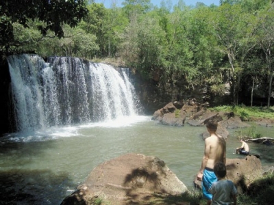Salto Ch&aacute;vez. La entrada es gratuita y cuenta con parrillas y espacio para acampar.