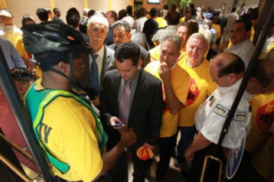 La reuni&oacute;n atrajo una multitud de cabilderos, ejecutivos y conductores de taxis y de town-cars al ayuntamiento del condado, donde el exceso de asistentes fue acomodado en el exterior de los salones de la comisi&oacute;n.