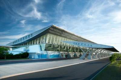 La mejor prueba de integración de dos de los principales destinos turísticos del país. El Aeropuerto de Laguna del Sauce sirve tácitamente a Punta del Este y se encuentra en jurisdicción territorial de Piriápolis