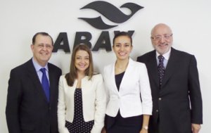 Presidente de la ABAV Nacional, Antonio Azevedo; la directora de Mercados Internacionales del Ministerio de Turismo de Ecuador, Irene Land&iacute;var R.; la Ministra de Turismo de Ecuador, Sandra Naranjo, y el representante de Ecuador en Brasil, Ricardo A. Roman.
