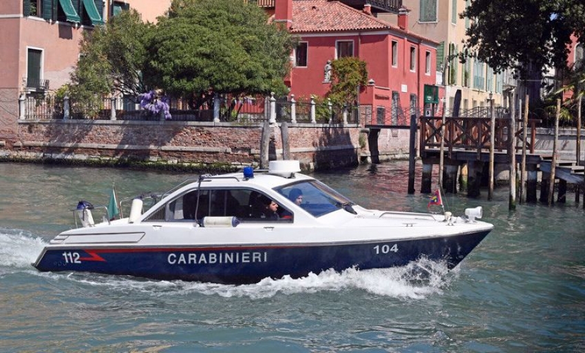 Multan con 3.200 d&oacute;lares a dos turistas que nadaban desnudos en un canal de Venecia