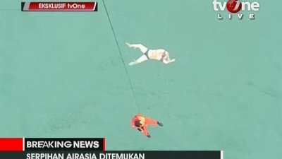 Un miembro del equipo de b&uacute;squeda desciende para confirmar que se trata de un cuerpo sin vida el que flota en el mar