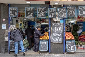 Precios exhibidos afuera de una tienda de comestibles en Buenos Aires, Argentina, el viernes 18 de agosto de 2023. 