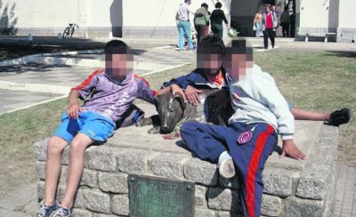 Escultura de perro "Gaucho" hecha con bronce donado por pobladores que lo cobijaron