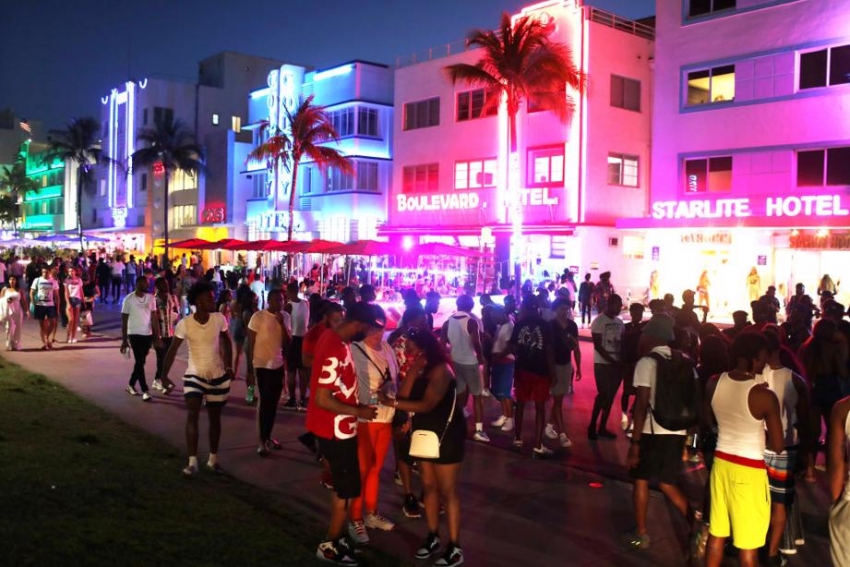 La gente se divierte mientras camina por Ocean Drive el 18 de marzo de 2021 en Miami Beach, Florida.