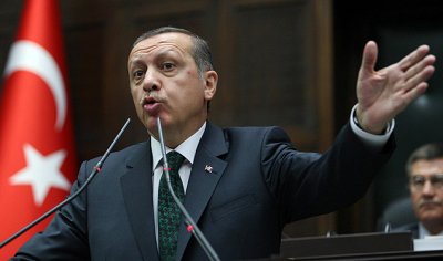 El primer ministro turco, Recep Tayyip Erdogan habla a sus seguidores en el Parlamento en Ankara el martes