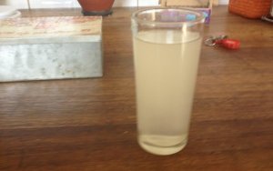 Clarito como el agua de las Obras Sanitarias del Estado (OSE)