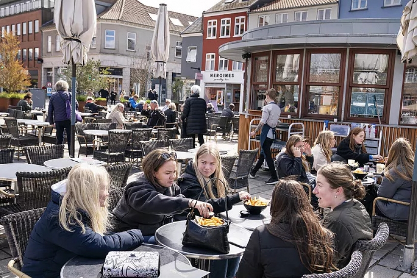 Varios clientes comen en una terraza en Roskilde (Dinamarca).
