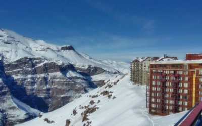 Ocupaci&oacute;n hotelera crece en Santiago por temporada de nieve, pero cae en regiones