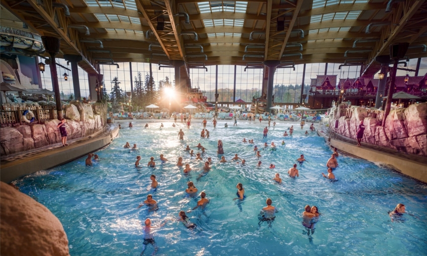 El nuevo mundo acuático de Europa-Park, Rulantica.  Lumåfals es el hogar de la piscina de olas Surf Fjørd