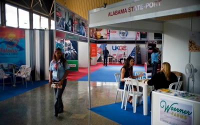 Una mujer pasa junto al &aacute;rea que representa al estado de Alabama en la 36ta Feria Internacional de La Habana.