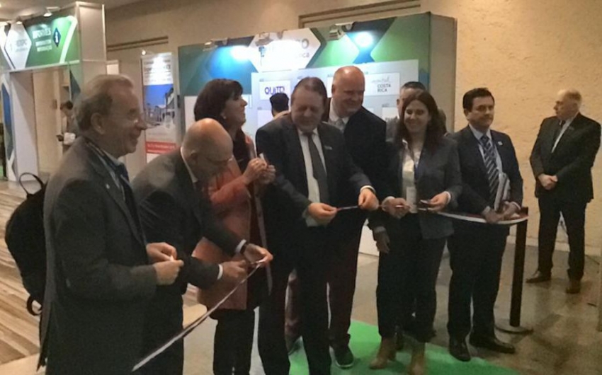 El tradicional corte de cinta.