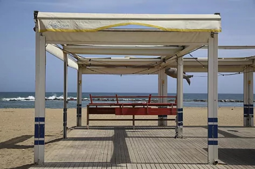 Chiringuito cerrado en una playa de Barcelona.