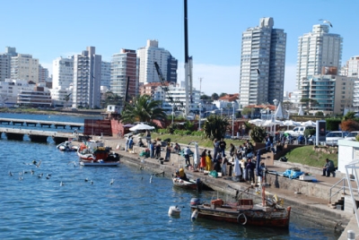 Pescadores artesanales en las marinas de Punta del Este, un anzuelo para turistas