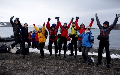 Turistas desembarcan de un crucero durante una visita a la Ant&aacute;rtida.