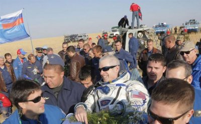 Aterriza con &eacute;xito nave con tres astronautas a bordo