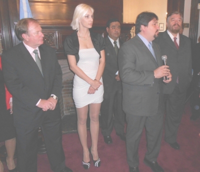Ministro de Turismo de la Provincia de Misiones, Arq. Horacio Blodek; Embajadora de Turismo de la Provincia Ingrid Grudke; Gobernador Maurice Fabián Closs; Embajador argentino en Uruguay Dante Dovena