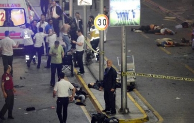 Dos terroristas detonaron sus explosivos en la entrada del aeropuerto de Estambul.