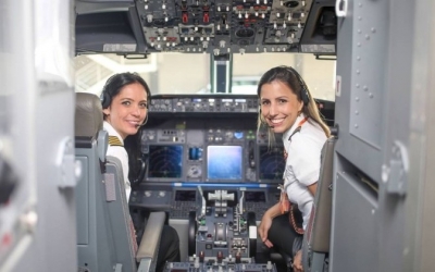 Comandante Fernanda y copiloto Paula, Gol Linhas A&eacute;reas.