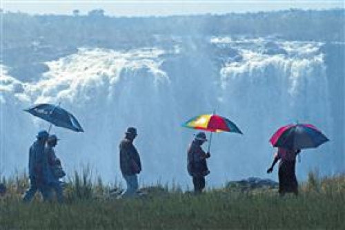 Empapados: el sendero se interna en la jungla para dejar a los visitantes cara a cara con espectaculares saltos de m&aacute;s de 100 metros.