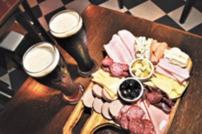 Tomando cerveza artesanal en Buenos Aires