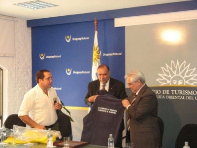  Reconocimiento a taxistas de Montevideo por su trabajo atendiendo cruceros