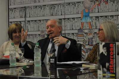 Presentación del libro: Zitarrosa: Apuntes para una biografía de Daniel Mañana. Ignacio Suárez habla de Alfredo Zitarrosa desde la Mesa de amigos en la noche del lal 8/3 -Biblioteca Nacional. A los lados, Carmen Galusso y María Vidal.