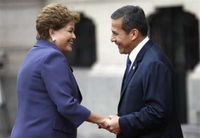 El presidente de Per&uacute; Ollanta Humala da la bienvenida a la mandataria brasile&ntilde;a Dilma Rousseff al llegar al palacio de gobierno en Lima, el lunes 11 de noviembre de 2013.
