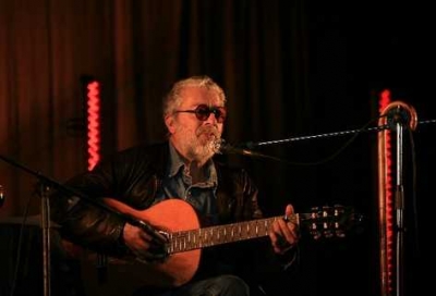 Facundo Cabral, su guitarra y su voz hacen el equipo.
