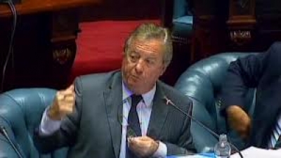 El Senador Carlos Moreira, del Partido Nacional, fuerza que cuando era gobierno decidió la asociación con Varig. La historia seguramente se encargará de dejar en claro que Moreira fue el único accidente que tuvo Pluna en 75 años.