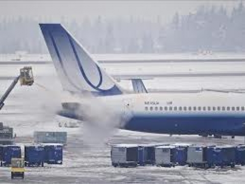 Tormentas de nieve afectan operaciones en aeropuertos de los EE UU