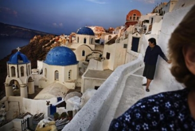 El pueblo de Oia es uno de los lugares m&aacute;s frecuentados para ver la puesta de sol en la isla griega de Santorini.- &Aacute;LVARO LEIVA