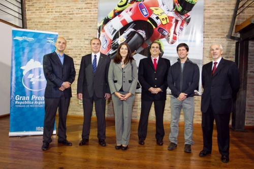  Sr. Atilio Berardi, Consejero Econ&oacute;mico de la Embajada, Sr. Carlos Pazos, Director de Promoci&oacute;n Deportiva del Uruguay, Sra. Iara Rodriguez, Directora General del Ministerio de Turismo y Deportes de Uruguay, Sr. Julio Lazcano, Ministro de la Embajada Argentina en Uruguay,  Sr. Orlando Terranova del Grupo OSD y Sr. Miguel de Simone, C&oacute;nsul General en Montevideo.