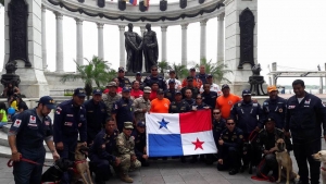 Rescatistas panameños viajaron a Ecuador en Copa con sus perros en cabina