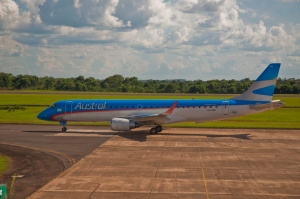 Uno de los Embraer 190 de Austral que Isela Costantitni vendería